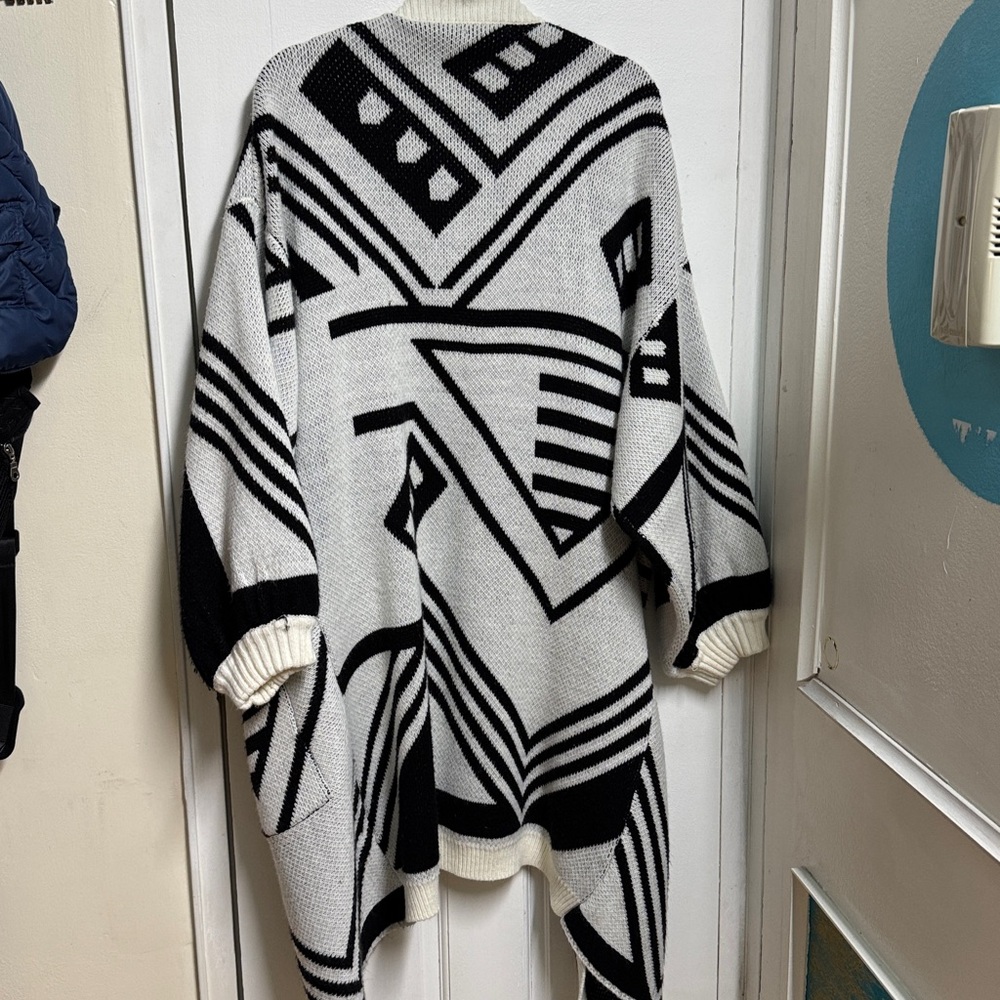 Boohoo Monochrome Black and White Geometric Cardigan - Picture 4 of 4